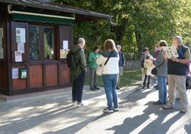 Turistas se preparan para entrar al Parque Natural de Bertiz.