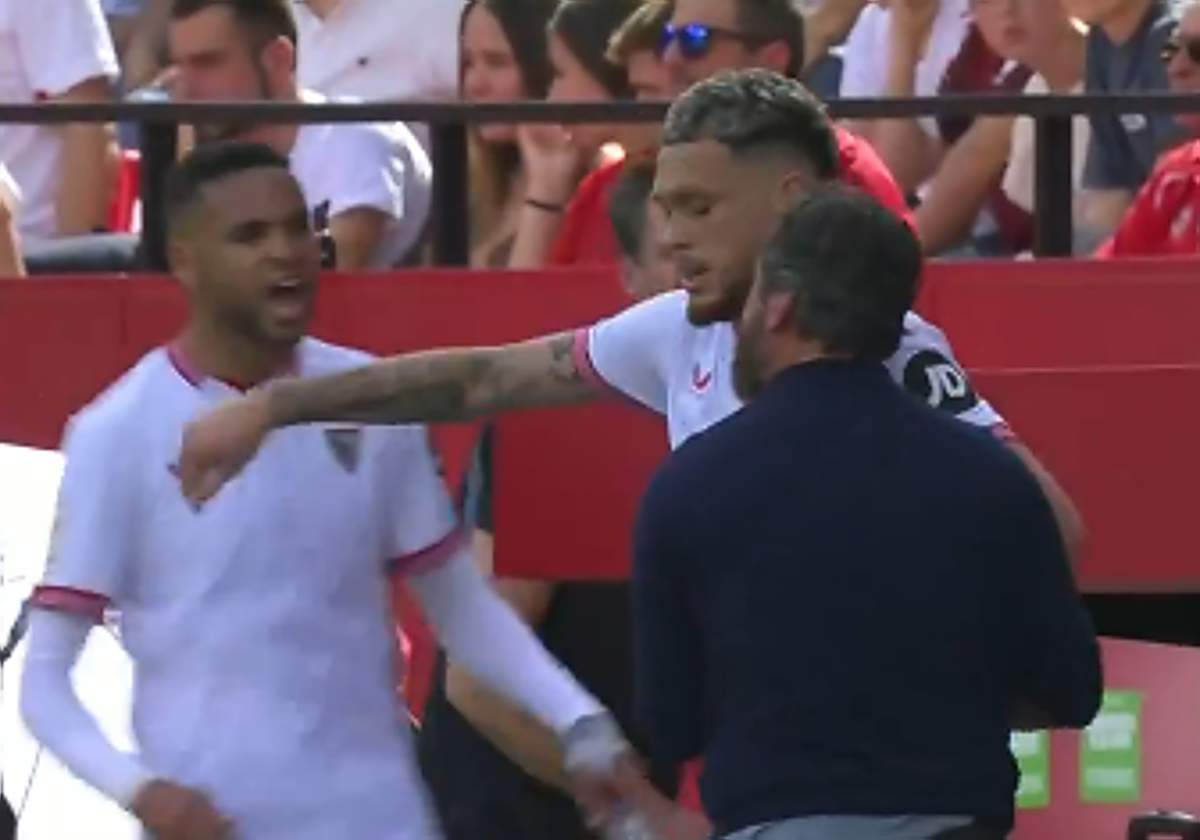 Momento de tensión entre En Nesyri y Quique, con Ocampos tratando de separar a ambos.