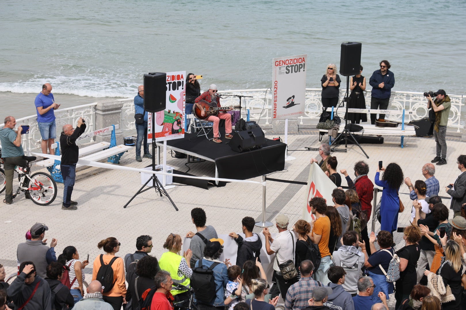Multitudinaria marcha para denunciar el genocidio en Palestina