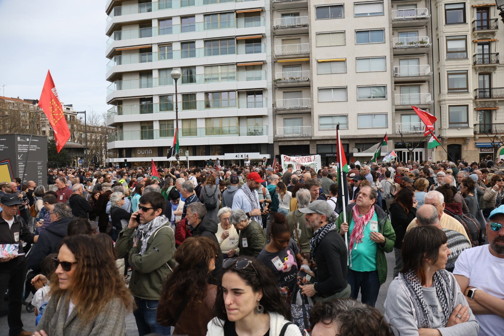 Multitudinaria marcha para denunciar el genocidio en Palestina