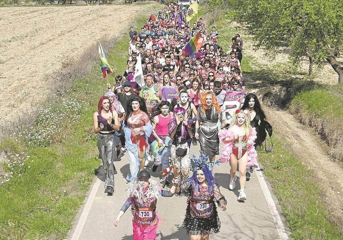 Igandean Korrikak utzi zituen irudien artean Nafarroako trabestien kilometrokoak izan ziren koloretsuenak.