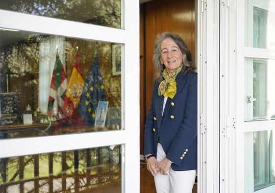 Marisol Garmendia posa en el balcón de su despacho en la Delegación del Gobierno en Vitoria.