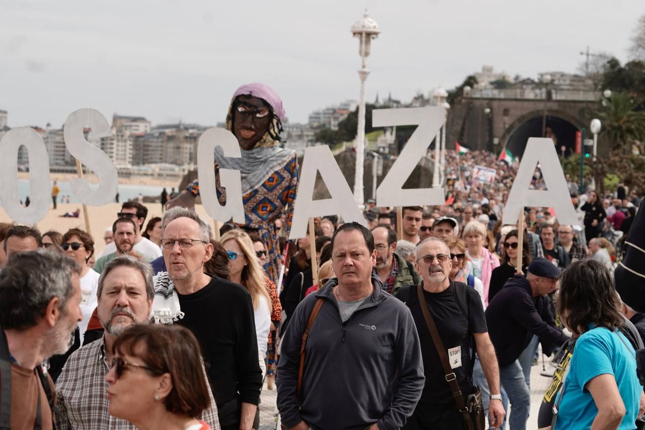 Multitudinaria marcha para denunciar el genocidio en Palestina