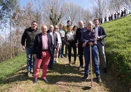 Las personas firmantes del manifiesto plantaron un pino silvestre en un parcela de Fraisoro Eskola.