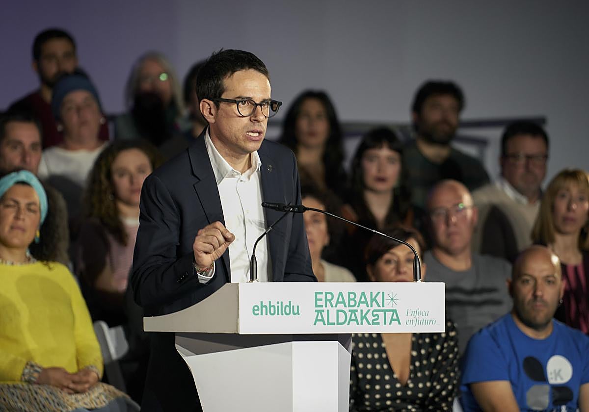 Pello Otxandiano en un acto electoral con los candidatos al Parlamento Vasco.