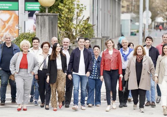 Pradales, en primera fila y con cazadora oscura, junto a los candidatos del PNV de Gipuzkoa, ayer en Arrasate.