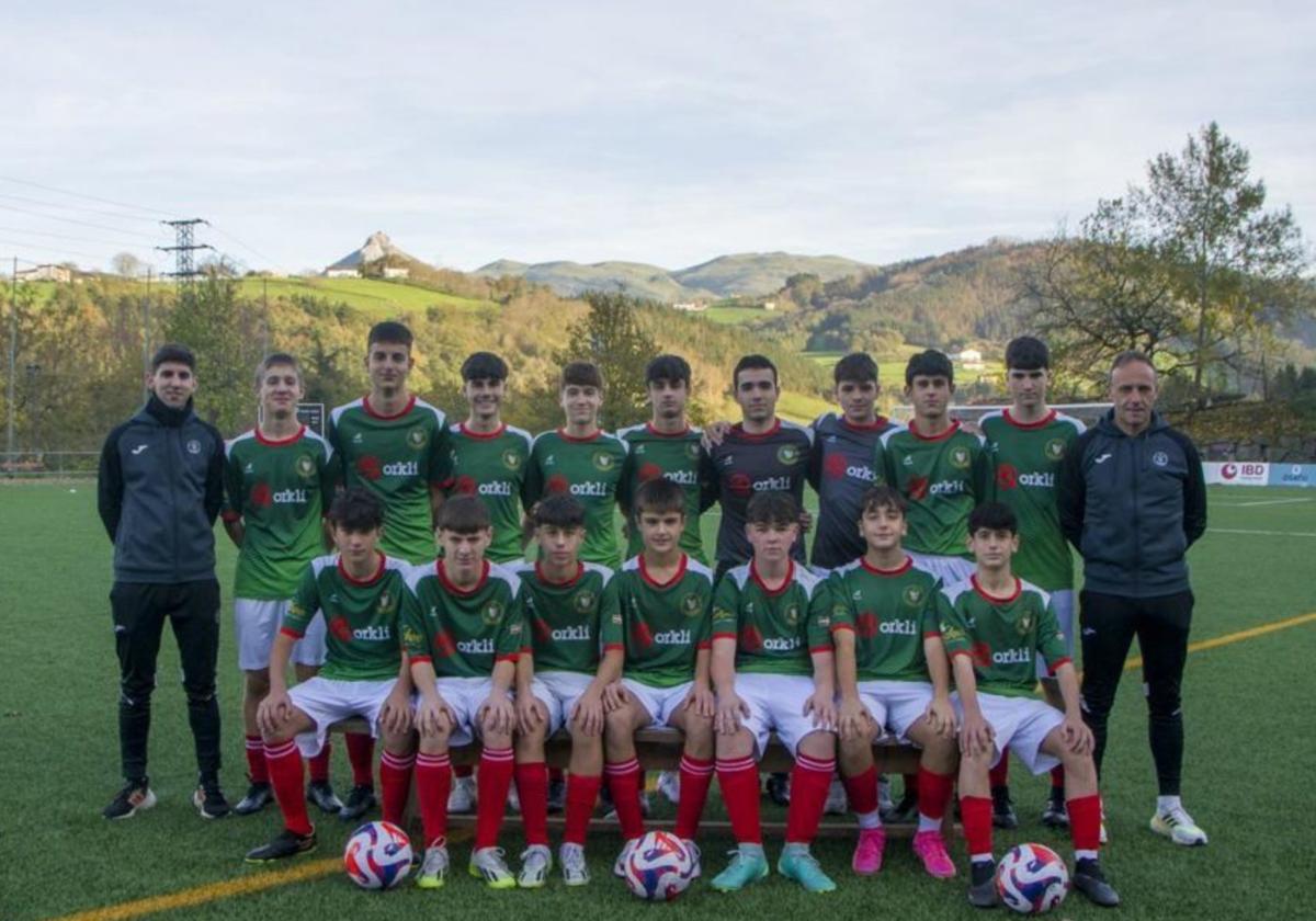 El Cadete A posa en Harizti antes de golear al Bergara 3-0.