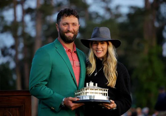 Jon Rahm con su esposa Kelley y el trofeo de ganador del Masters de Augusta 2023.