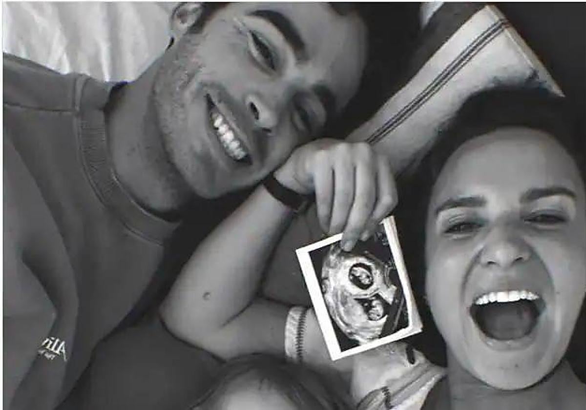 Luis Zamalloa y Marta Pombo muestran la ecografía donde aparecen dos bebés.