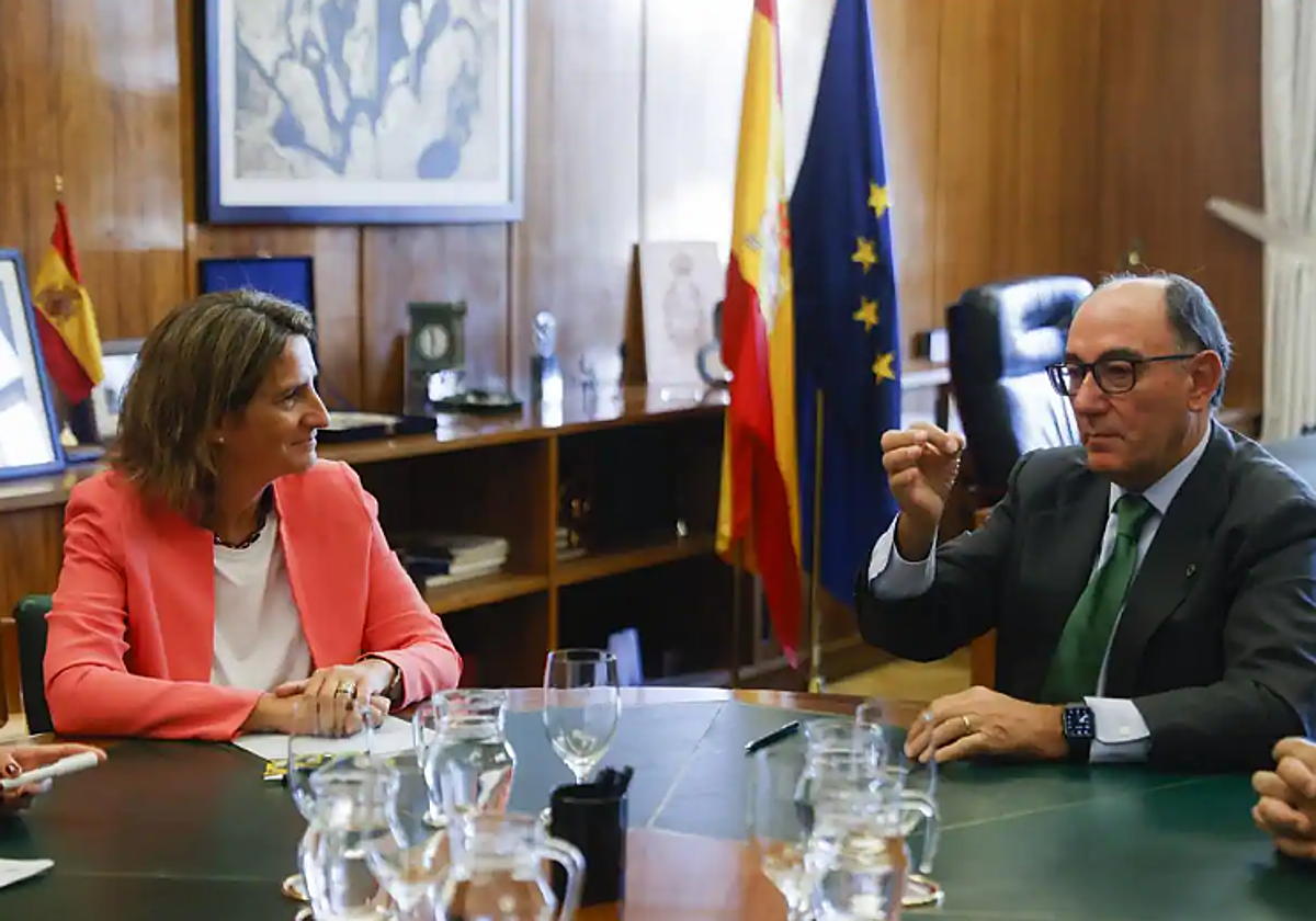 La vicepresidenta tercera, Teresa Ribera junto al presidente de Iberdrola, Ignacio Galán