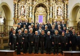 Los coralistas de Santikutz Abesbatza, en el último concierto de Semana Santa, ofrecido en la parroquia, hace ahora un año.