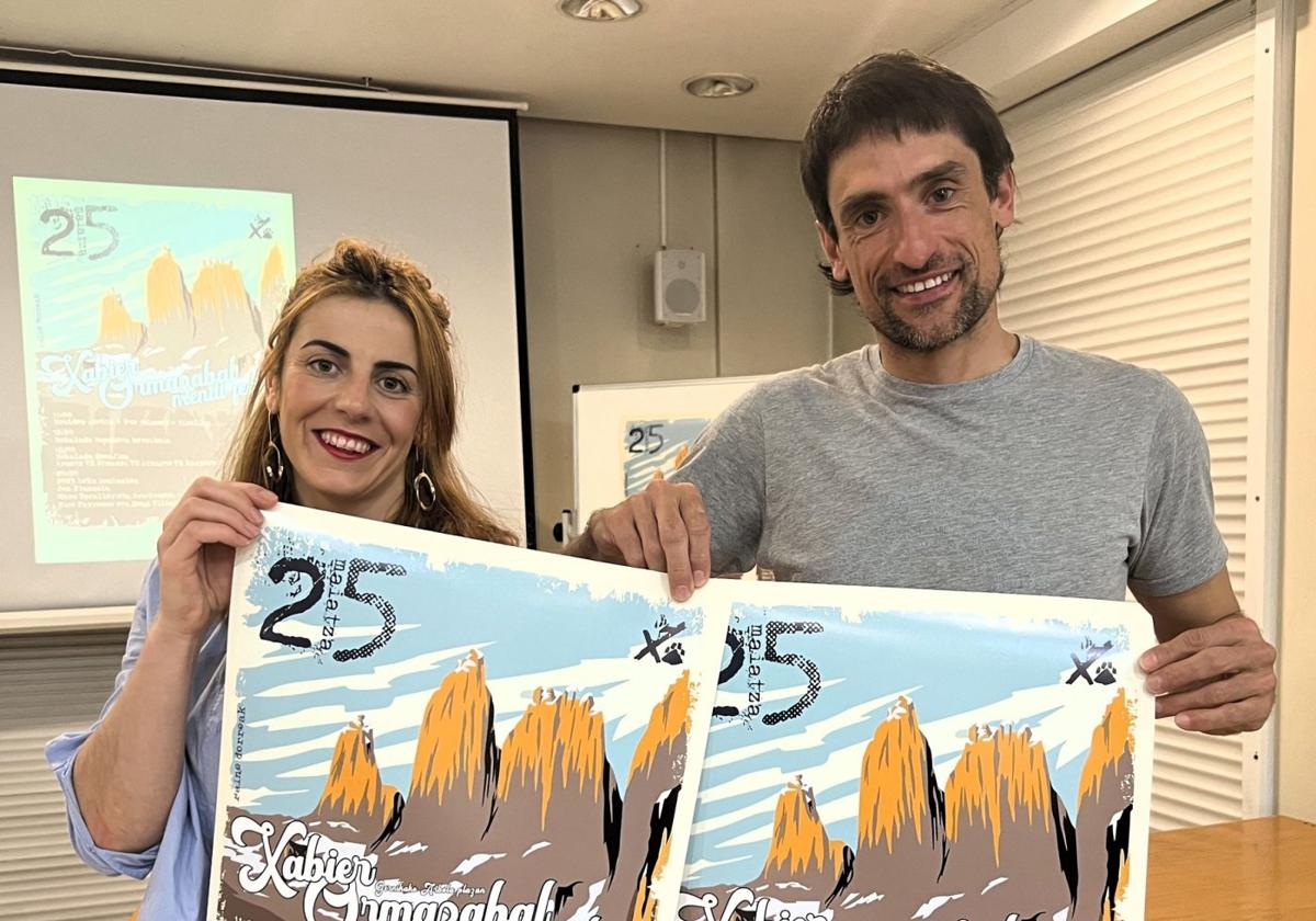 Maialen Fidalgo y Andoni Ormazabal, con el cartel de la 'Xabier Ormazabal Mendi Festa' de este año.