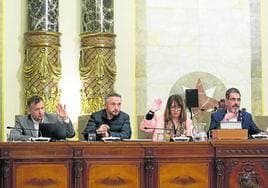 Kerman Orbegozo, concejal de Gestión Económica y Presupuestaria, junto a Ibabe, Yarza y el alcalde Goia.