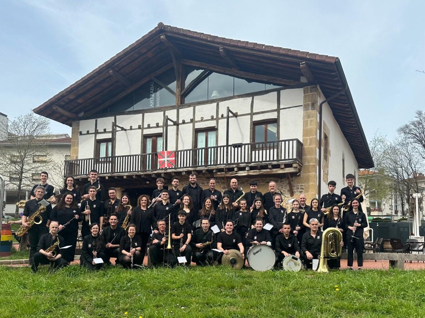 La Banda de la Escuela Municipal de Música de Andoain, frente al restaurante Artzabal de Usurbil.