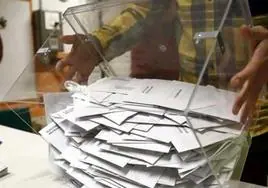 Papeletas recogidas en una urna en una anterior cita electoral.