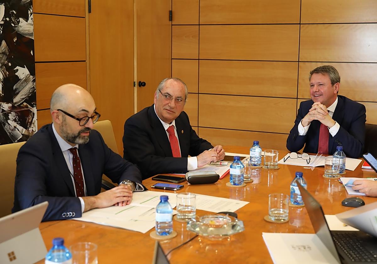 El viceconsejero vasco de Transportes, Pedro Marco, Arriola y Santano, en la reunión.