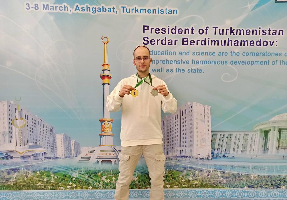 Jon Ander Alonso posa con las medallas de oro y plata conseguidas en la Olimpiada Internacional de Matemáticas en Turkmenistán.