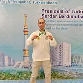 Jon Ander Alonso posa con las medallas de oro y plata conseguidas en la Olimpiada Internacional de Matemáticas en Turkmenistán.