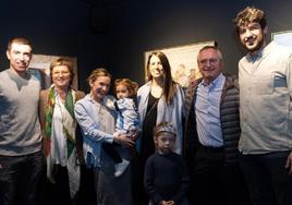 Carmen, segunda por la izquierda, acompañada de su familia.