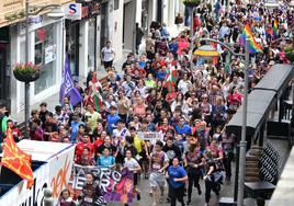 La colorista y multitudinaria marcha a su paso por Toribio Etxebarria.