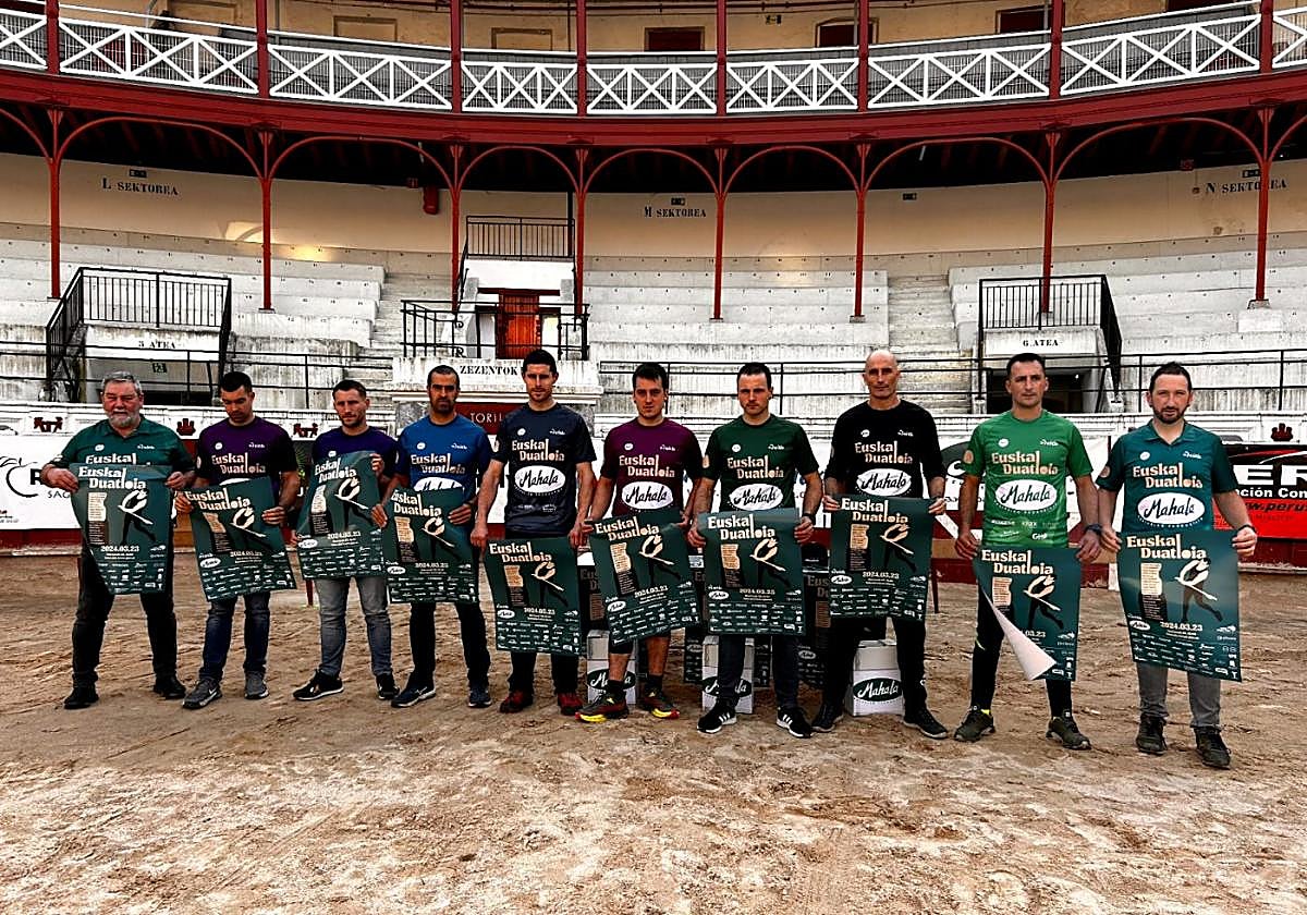 Participantes y organizadores, ayer en la plaza de toros de Tolosa.