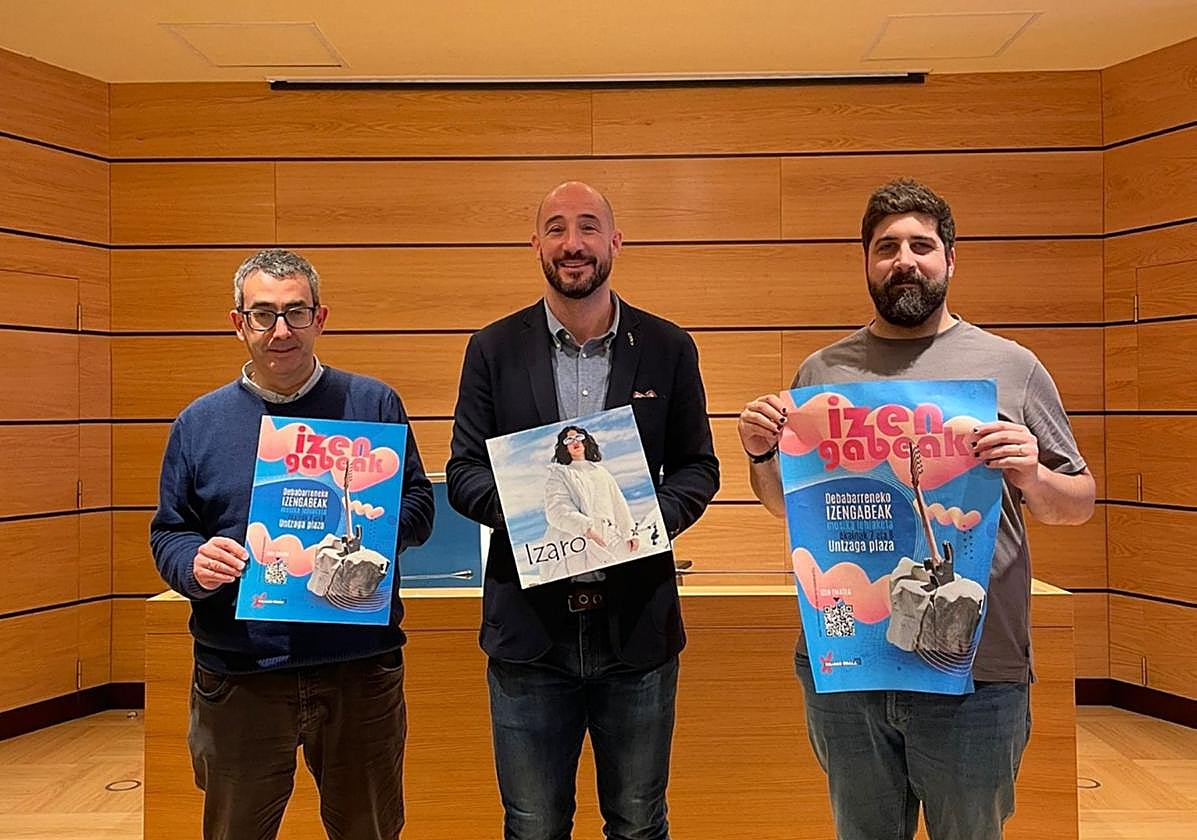 Responsables municipales posan con el cartel del concurso.