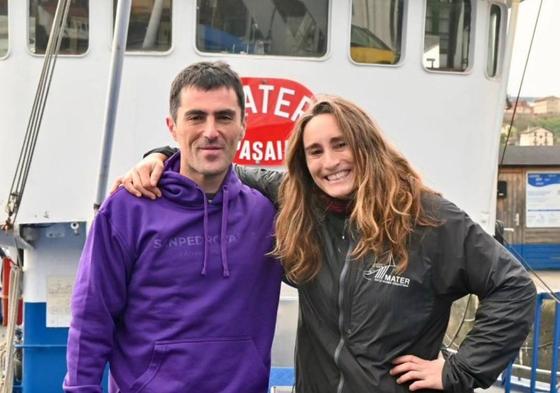 El presidente del Club de Remo Sanpedrotarra, Xabier Isasa, y la directora del Barco Museo Ecoactivo 'Mater', Izaskun Suberbiola.