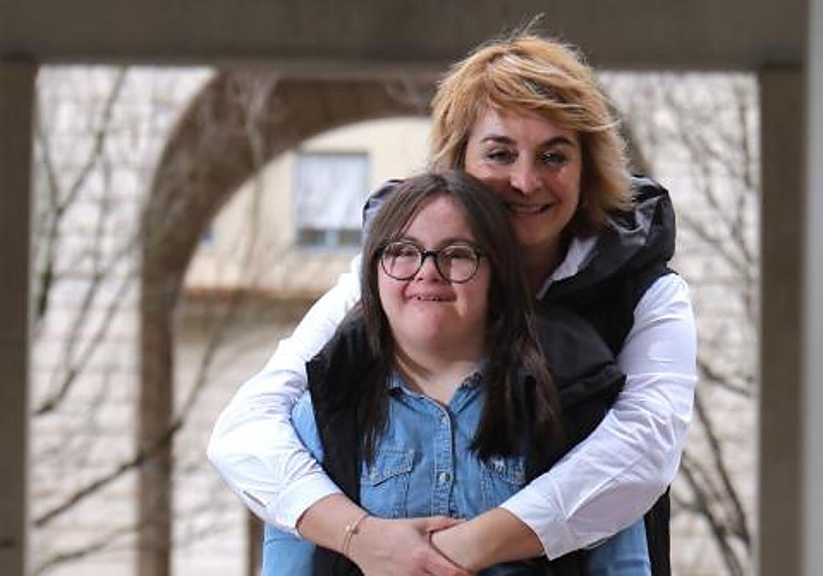 Leire con su madre Irene, en un parque del barrio del Antiguo en SanSebastián.