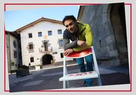 Julen Altzelai, deportista y emprendedor de Alkiza, posa en mitad de la plaza de la localidad de Tolosaldea.
