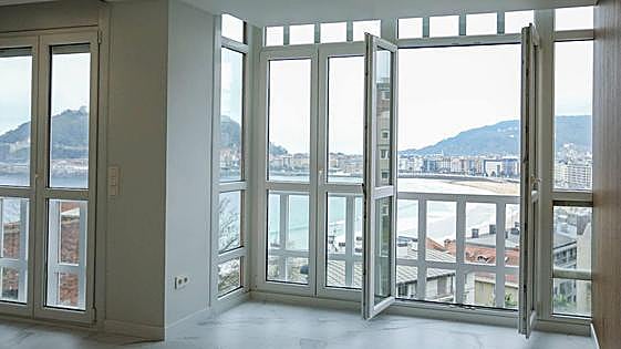 La transformación de un piso antiguo en dos viviendas de lujo con vistas a la bahía donostiarra
