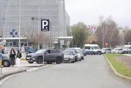 El parking en superficie de la ciudad sanitaria estaba ayer completo y con largas colas al mediodía.