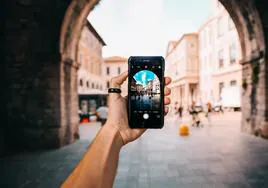 Un turista saca una fotografía en su destino vacacional.