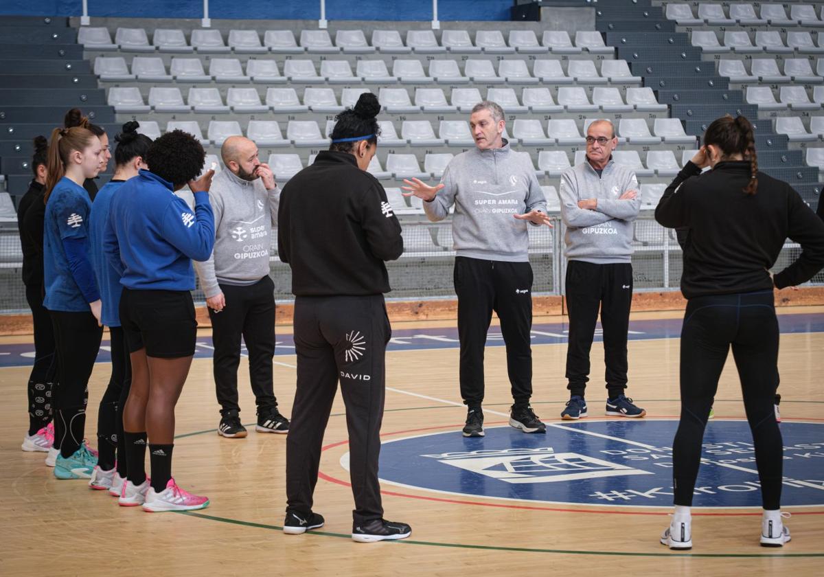 Imanol Álvarez da indicaciones al equipo durante un entrenamiento del Bera Bera en el Gasca.