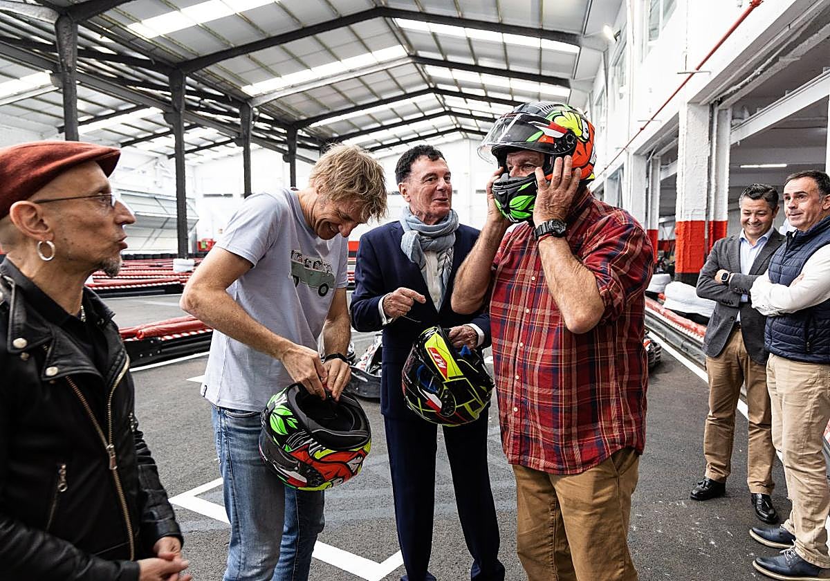 Fito, Iantzi, Andrés Vilariño y Korta, con el casco puesto, ayer en la inauguración del karting de Irun.