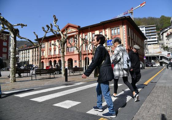 El sol ha sido protagonista en la plaza Unzaga de Eibar.