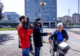 La bisabuela del bebé atiende a los medios de comunicación.