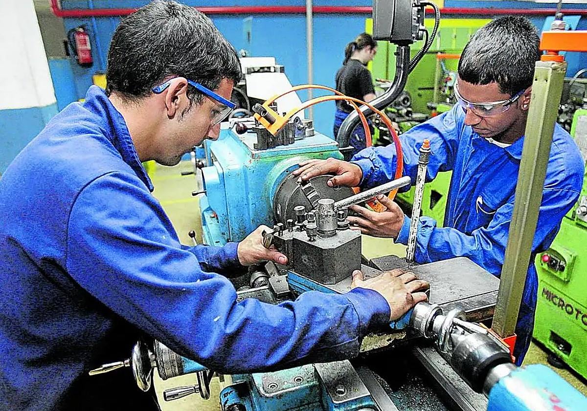 Alumnos de mecanizado durante unas prácticas en una empresa
