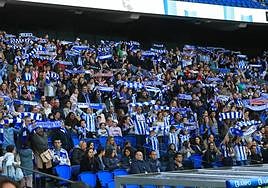 Los aficionados despliegan sus bufandas cuando el equipo accede al verde.