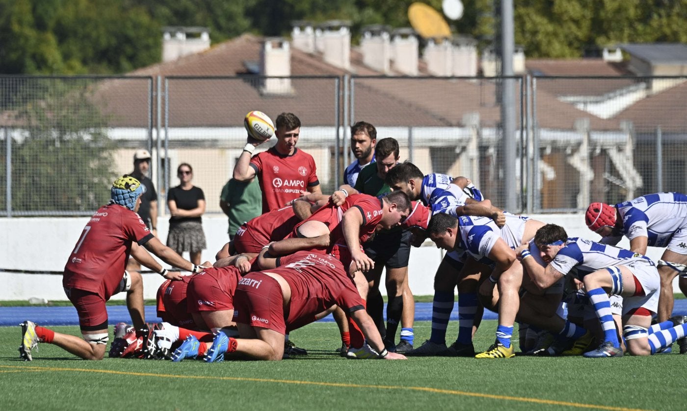 Vílchez espera a que se forme la melé para introducir el oval en un partido disputado en Altamira.
