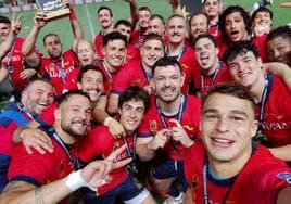 Alex Saleta, en el centro, celebrando el bronce europeo.