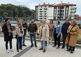 El candidato Denis Itxaso y otros miembros del PSE este lunes en el barrio donostiarra de Txomin.