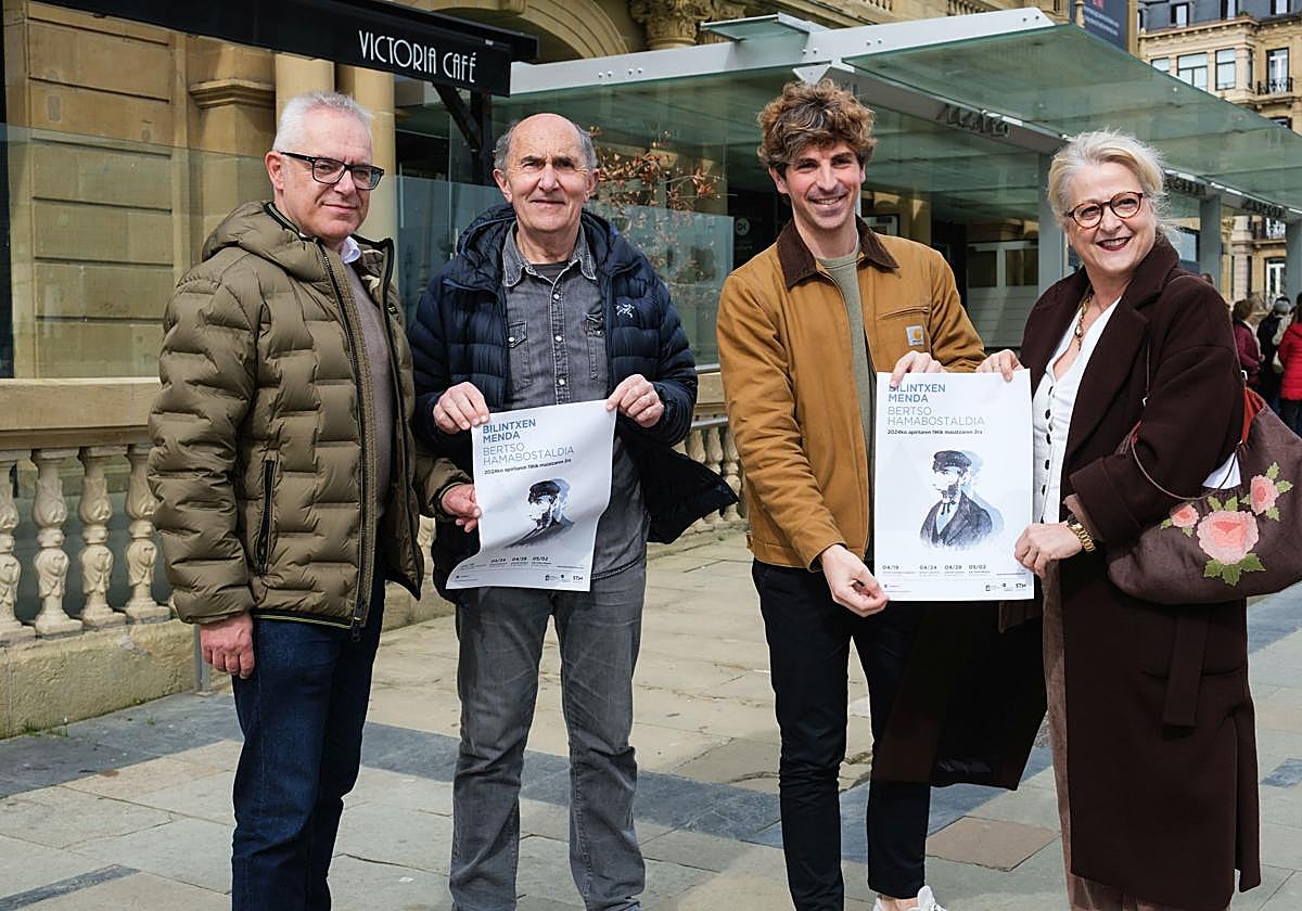 Xabier Euskitzek, Laxaro Azkunek, Jon Insaustik eta Aizpea Goenagak aurkeztu zuten atzo Bilintxen Menda Bertso Hamabostaldia.