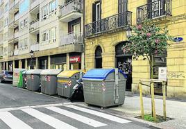 I. Arbiza escribe: «Adjunto foto para denunciar el mal uso que se viene realizando en el paso de peatones en el cruce de las calles San Marcial y Bergara, donde hay un contenedor azul justo en medio del acceso al paso. Con los inconvenientes que acarrea, vulnerando la seguridad de los peatones. Además, es un obstáculo para las personas con discapacidad visual u otra discapacidad».