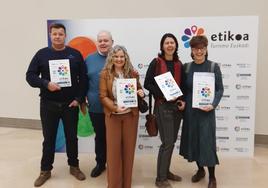 Representantes de las últimas empresas participantes en el reconocimiento del código ético de Euskadi.