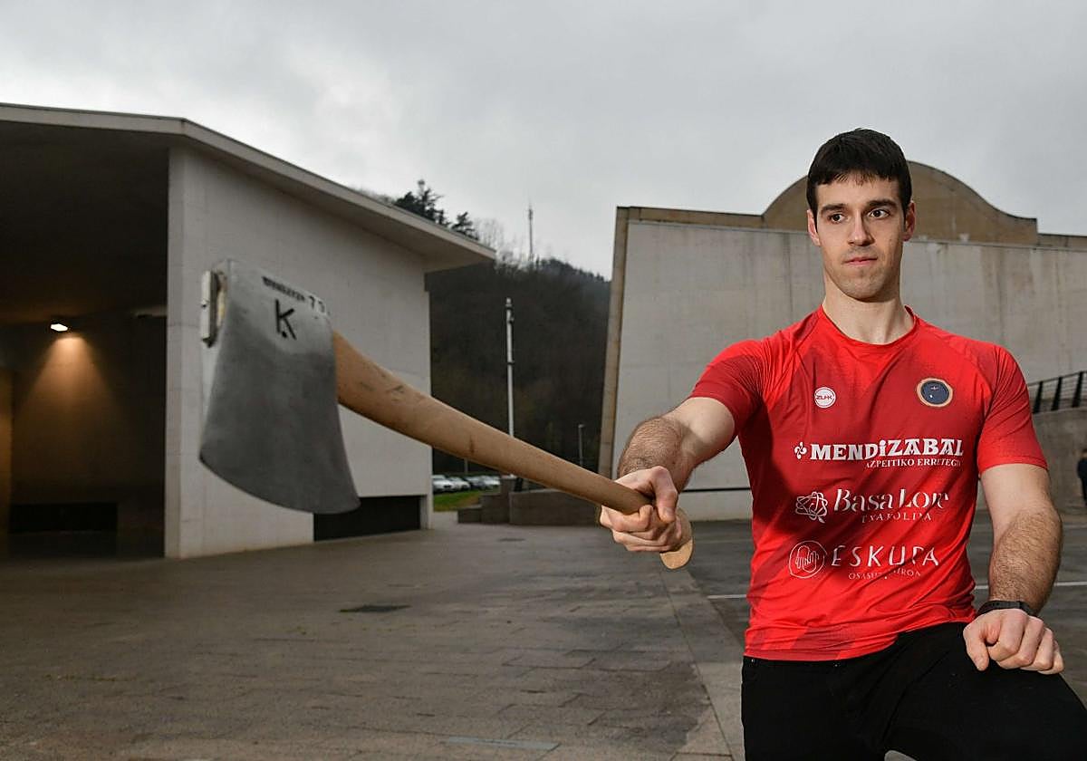 Julen Alberdi 'Txikia IV' muestra un hacha en los frontones Oteiza de Azkoitia.