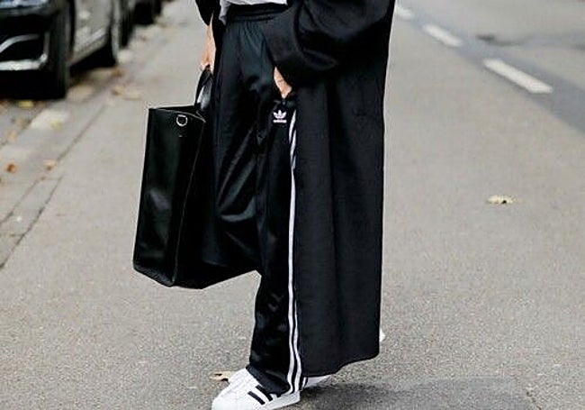 'Relaxed look' con un pantalón Adidas 'Firebird'