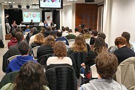 Areto bete jende bertaratu zen hizlariak entzutera.