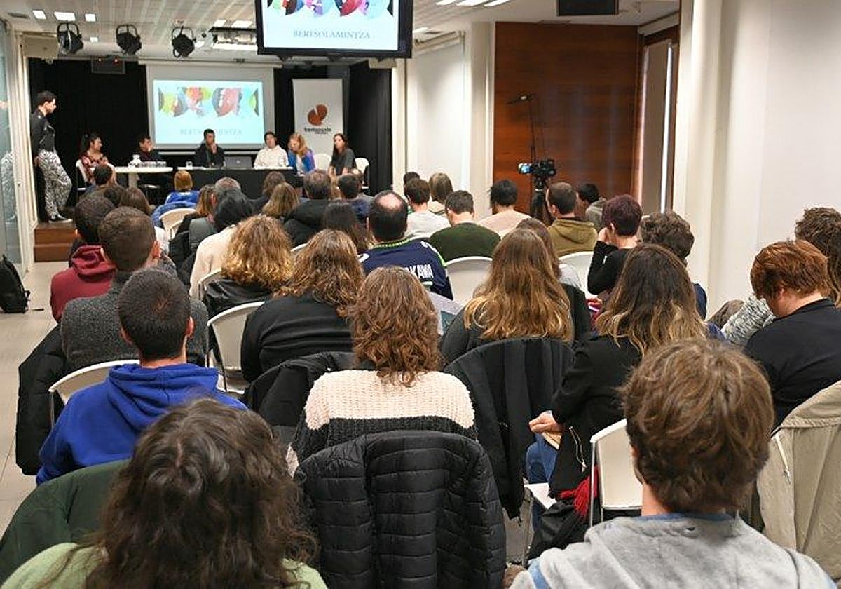 Areto bete jende bertaratu zen hizlariak entzutera.