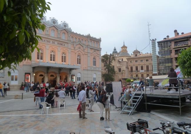 La plaza alrededor del Teatro Romea es otro buen lugar para tomar algo.