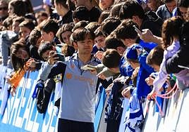 Kubo se saca un 'selfie' con unos aficionados.